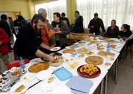 Cinco colectivos organizaron un encierro con comida.