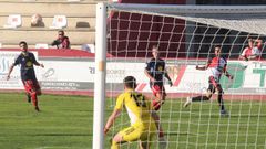 Javi Pereira, en el medio de la imagen con el dorsal 7, durante su paso con el Alondras por A Lomba la pasada temporada