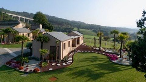 Los cuatro apartamentos est&aacute;n ubicados en una zona alta de Celeiro