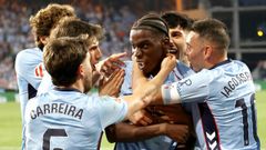 Ilaix Moriba, celebrando con sus compa�eros el �nico gol del duelo ante el Sevilla.