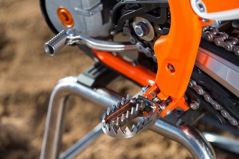 ESTRIBERAS. Con un dise�o anti suciedad, que soporta incluso el trazado por los surcos m�s profundos, permite a Jorge escoger la mejor l�nea de ataque en carrera. Pueden adaptarse para pilotaje m�s elevado.