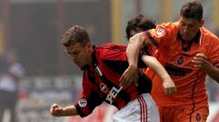 O'Neill durante su etapa en el Cagliari marcando a Bierhoff