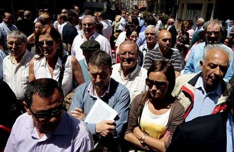 Los vecinos disfrutaron en la calle de una jornada de buen tiempo.