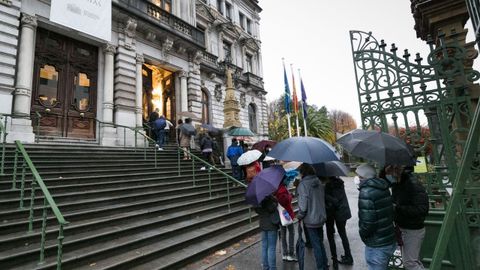 Visitantes esperan para entrar en la Junta General durante las jornadas de puertas abiertas