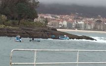 Un instante del rescate ayer del �Nuevo Luisa�, que termin� sobre las rocas de Punta Vica�o. 