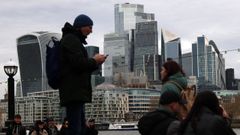 Varios transe�ntes con los edificios de la �city� de Londres al fondo.