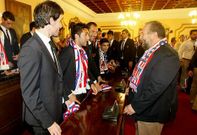 Luismi, con bufanda a los hombros, frente al alcalde de Lugo, Jos� L�pez Orozco en el Concello.