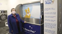 Ana Vicente, de A Clareo, en la zona de lavado para mascotas, que dispone de una lavadora y una secadora propias, adem�s de una ba�era con dispensador de champ�, acondicionador y antipulgas. El servicio est� en un espacio independiente de la lavander�a de O Milladoiro, con otras cuatro secadoras y tres lavadoras; adem�s de p�rking gratuito.