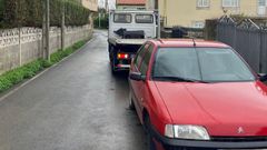 El coche, estacionado en la calle O Casal, en Mugardos