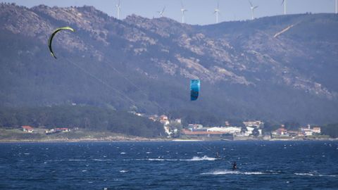 J�venes practicando kite surf en la playa de Aguieira, en Porto do Son