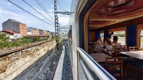 El tren Galaico Expreso, en las v�as que pasan por el casco urbano de Monforte