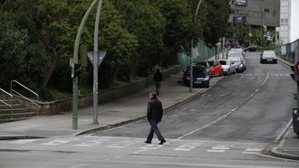 pasos.Un paso de peatones con las l�neas blancas borrosas cerca de San Pedro Mezonzo y Cuatro Caminos