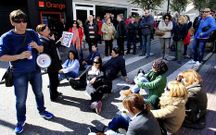Sentada de trabajadores en la calle Salamanca durante la �ltima huelga de Povisa. 