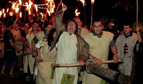 El levantamiento de los irmandi�os, que avanzan hacia el castillo, es uno de los momentos m�s espectaculares de la recreaci�n.