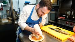 Jos� Mago, jefe de cocina de O Lagar da Estrella, termina uno de los platos del men�.