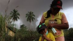Erupci�n del volc�n Sotupan en�la isla de C�lebes, en Indonesia