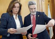 Julia Rodr�guez y el alcalde Severino Rodr�guez consultan unos papeles durante un reciente pleno municipal.