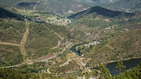 La aldea y la presa de Montefurado, vistas desde la mina
