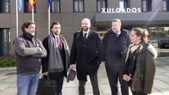 La familia de D�borah Fern�ndez, con el abogado Ram�n Amoedo en el centro, durante una comparecencia en los juzgados.