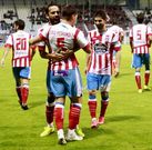 Borja G�mez se abraza a Luis Fern�ndez despu�s de marcarle un gol al Zaragoza. 