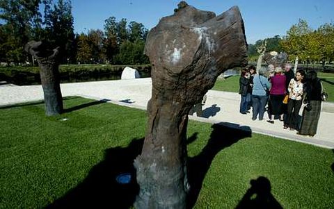 <span lang= es-es >Recuerdo. </span>El de Sergio Portela ser� el segundo monumento local en homenaje a las v�ctimas del franquismo. El primero, en la avenida de Buenos Aires, es una obra de Fernando Casas compuesta por �rboles cortados que representan �� Galicia que truncaron�. Se inaugur� el 12 de noviembre del 2006. 