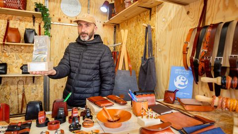 Jonatan Sarachaga, con el Premio Artesan�a de Galicia, en el puesto que tiene hasta el final de la Navidad en la plaza de A Ferrer�a en Pontevedra