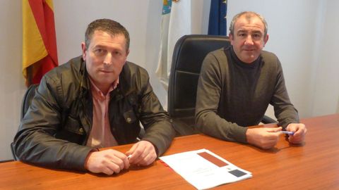 Francisco Mart�nez, a la izquierda, con el alcalde de A Pontenova, Dar�o Campos