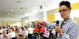 Elena Ferro present� sus originales zocos en la residencia de la tercera edad de Pontepedri�a. 