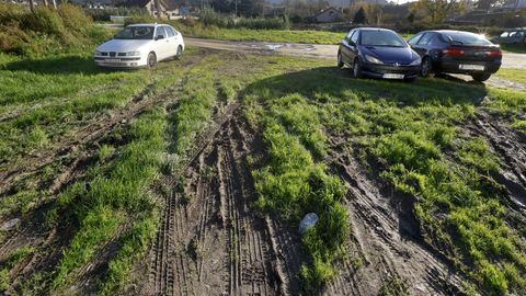 El lodo ha convertido en impracticable buena parte del aparcamiento disuasorio ms cercano al colegio de O Pieirio