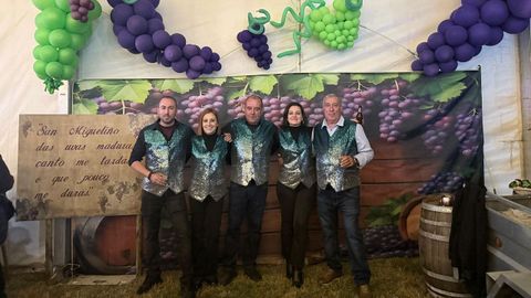 Iv�n, Leti, Alberto, Miri y Moncho, en la carpa en la que se celebr� hoy y ma�ana el San Miguel de Galdo