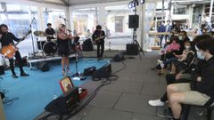 Actuaci�n de The Lakaz�ns durante uno de los conciertos para promover las compras en Santiago