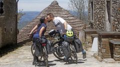 Zureya y Vianney vienen en bicicleta desde Francia
