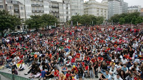 Aficionados espa�oles viendo el Espa�a-Paraguay del Mundial 2010 en la Plaza Pontevedra.