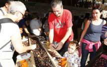 Los asistentes a la Festa da Castaa do Courel consumieron 700 kilogramos de castaas durante toda la jornada. 