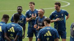 El centrocampista del Real Oviedo Santi Cazorla (c) junto a sus compañeros este jueves, durante un entrenamiento previo al partido de mañana ante el Villarreal