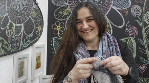 En esta imagen, tomada en su tienda, Cristina lleva puesto el chal �Mercedes�. �Lo hice pensando en mi abuela, que es la pera limonera. Una mujer maravillosa�