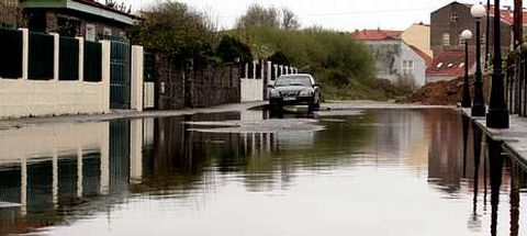 Imagen del a�o 2006, cuando la calle Xunderama se inund� a consecuencia de un temporal que azot� la comarca.