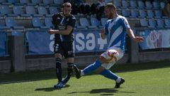 Anto�ito saca un centro durante el partido entre el Deportivo y el Talavera