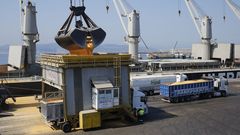 Image de la descarga de un buque llegado al puerto exterior de A Coru�a desde Brasil a principios de agosto