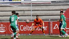 El portero del Arousa, Chema Leobalde, en una de las acciones de peligro del partido de este domingo frente al Gernika