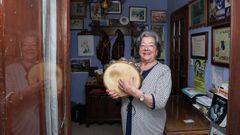 Ecl�ptica, que suma 90 vueltas al Sol, era la encargada de la percusi�n en Os Rosales, el grupo con el que su marido compuso mui�eiras como A camposa. Ella confiesa que de joven pens� en cambiarse el nombre. �Menos mal que non o fixen�, apunta.