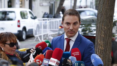 Juan Lobato, exsecretario general del PSOE Madrid, atiende a los medios en las inmediaciones del Tribunal Supremo.