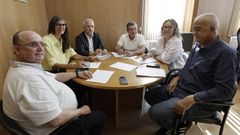 La presidenta de Portos, Natalia Botana, de amarillo, durante la reuni�n con representantes de la cofrad�a de pescadores de Celeiro
