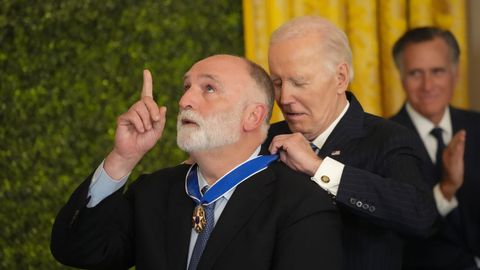 El presidente saliente de Estados Unidos, Joe Biden, coloca la Medalla Presidencial de la Libertad al cocinero asturiano Jos Andrs.