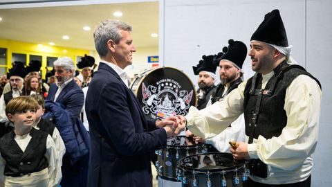 Rueda saluda a los integrantes del grupo folkl&oacute;rico de As Xeitosi&ntilde;as.