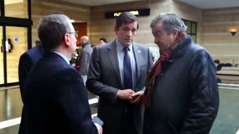 Javier Fernndez, junto a Francisco lvarez-Cascos, en el Tanatorio de Cabuees