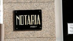 Imagen de archivo de la placa de una notar�a en Monforte