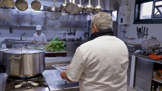 Miguel colabora como voluntario en la cocina del Hogar Sor Eusebia