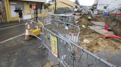 Las obras invaden m�s de la mitad de la calzada de la carretera de San Pedro, donde se ha instalado un sem�foro provisional para regular el tr�fico.