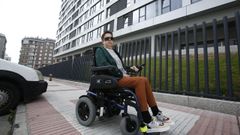 Rosa, junto a las vallas que est�n instalando para cercar el edificio